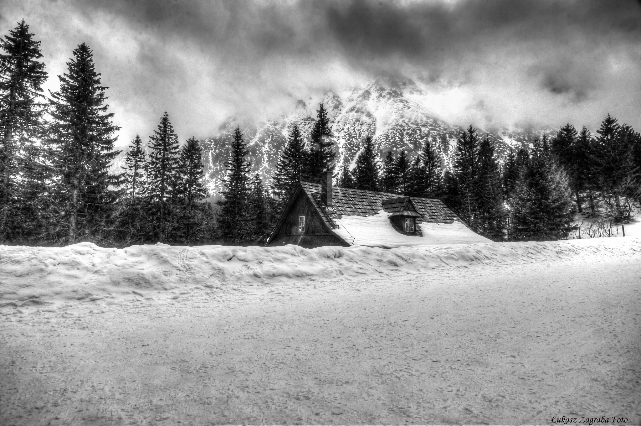 Morskie Oko — górskie jezioro w Tatrzańskim Parku Narodowym otoczone szczytami Tatr Wysokich